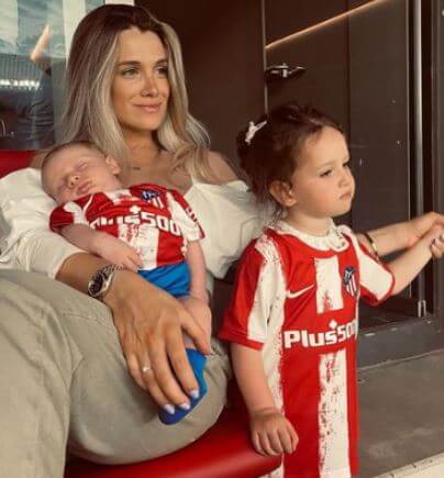 Camila Homs with children in August 2021 in the stadium to support Rodrigo De Paul.